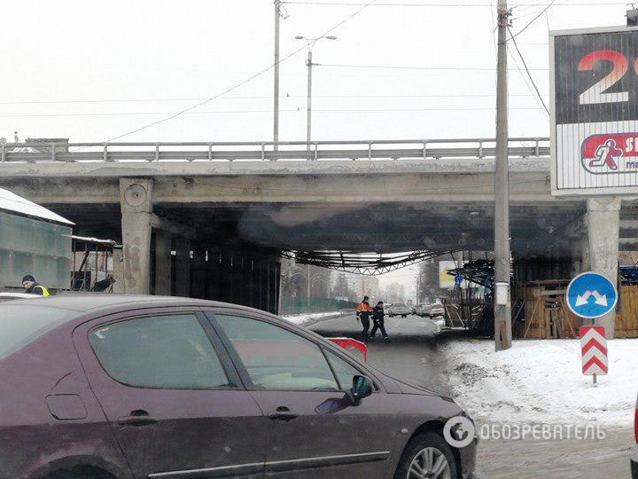 У Києві обвалилася частина моста
