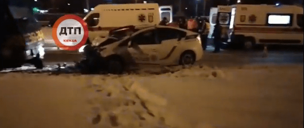 У Києві поліцейські протаранили евакуатор (Відео)