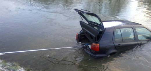 На Львівщині автомобіль злетів у річку