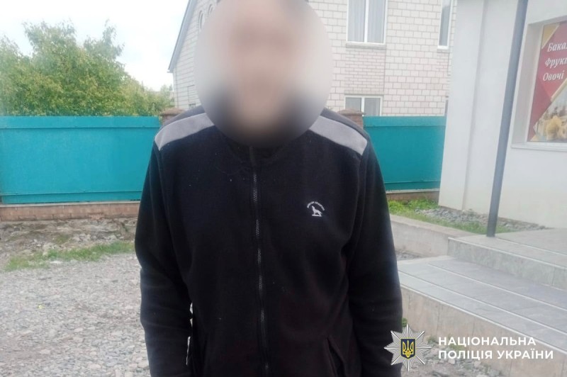 Вирвaв з рук жінки сумку і втік - вінницькі копи затримали грабіжника