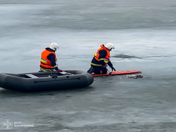 На Вінниччині з під криги дістали тіло чоловіка