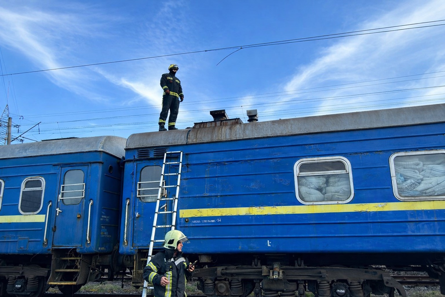 Неповноліні забрались на дах потяга - один загинув, довє в лікарні з опіками