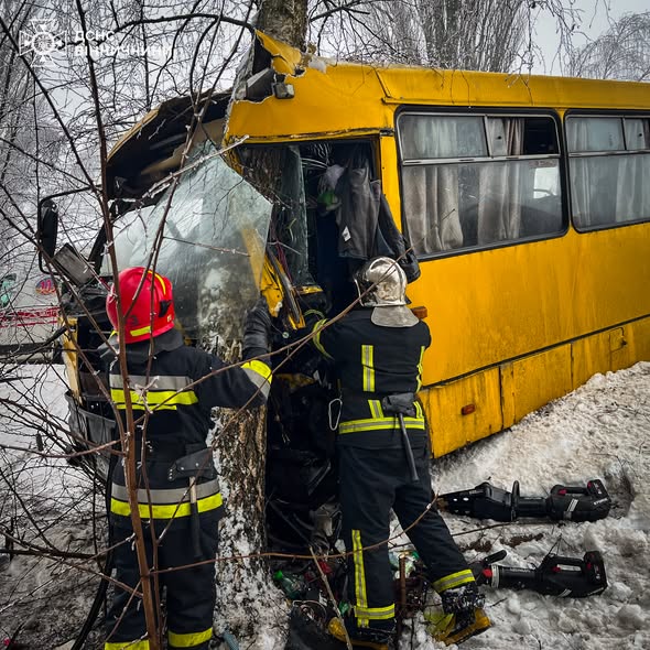 У Вінниці водія автобусу довелося деблокувати з понівеченої кабіни
