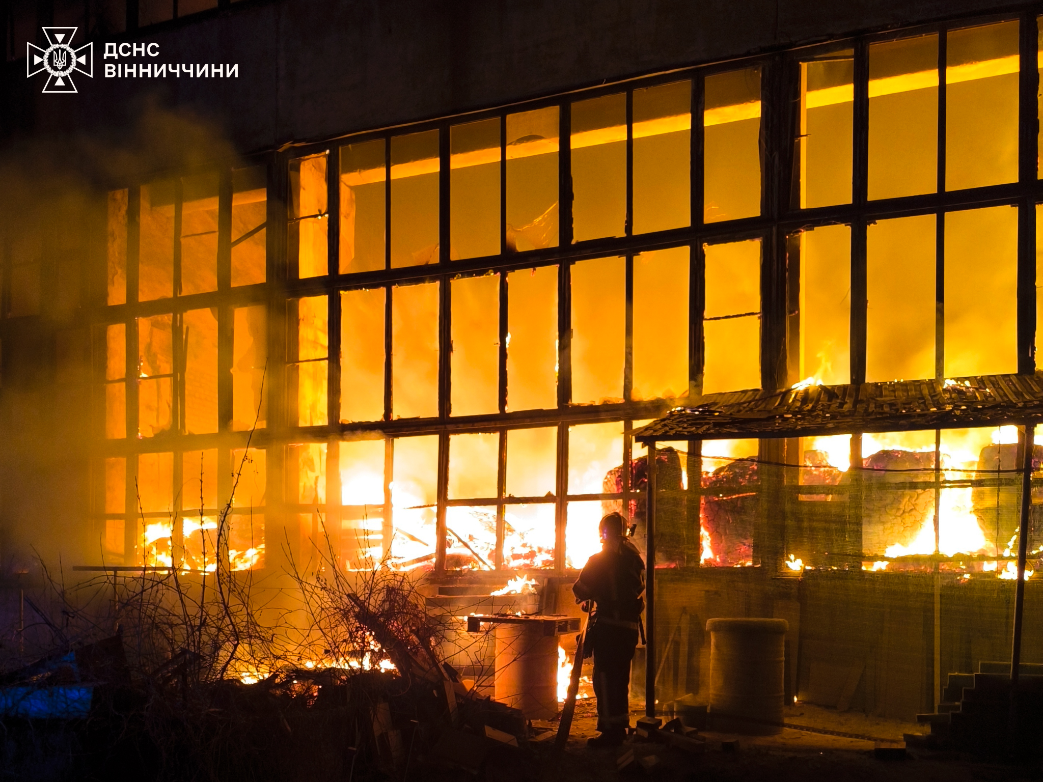 У Вінниці в промзоні стaлaся мaсштaбнa пожежa (ФОТО)