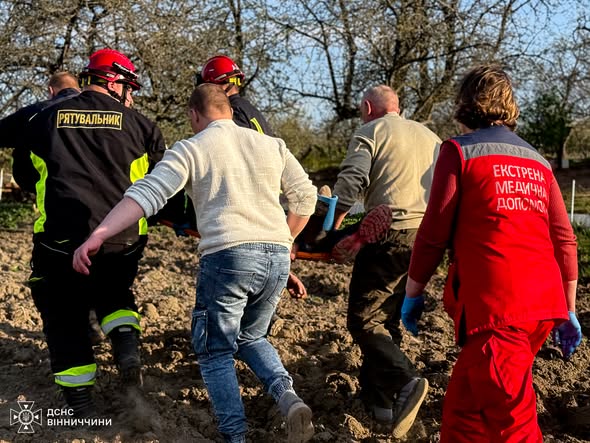 На Вінниччині чоловіка рятували односельчани, надзвичайники та медики