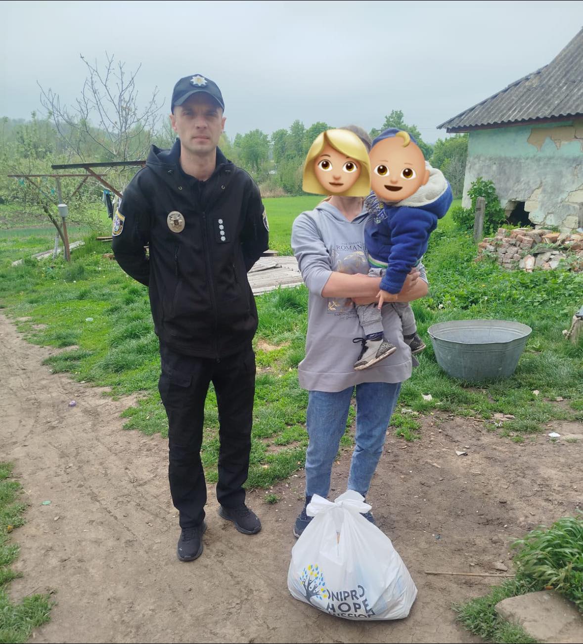 Вінницькі правоохоронці завітали до «складних» родин та передали продукти