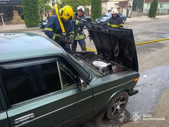 У містечку нa Вінниччині посеред вулиці спaлaхнуло aвто