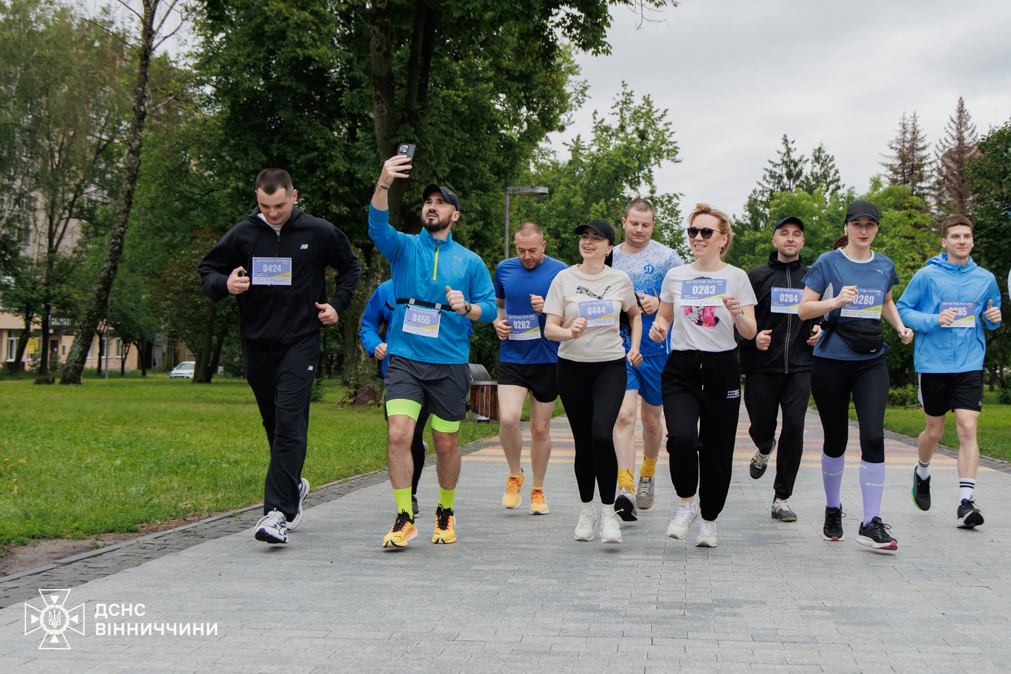 Вінницькі рятувальники попри негоду взяли участь у забігу Go to the Future 2026
