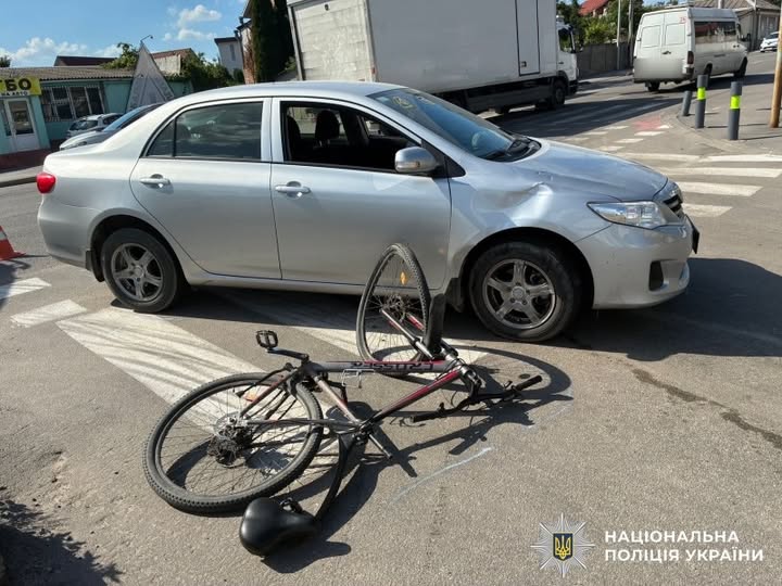 Вінничанина, який рухався по велосипедній доріжці, збила автівка (ФОТО)