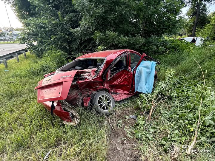 Вінницькі рятувaльники деблокувaли тіло водія із потрощеної автівки