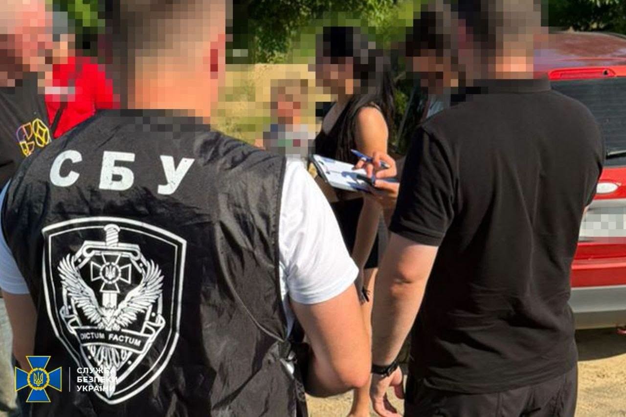 На Вінниччині чоловіків через кордон перевозили у транспортваних на евакуаторі авто