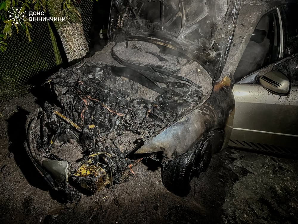 Через розгерметизацію паливної системи загорілось авто вінничанина (ФОТО)