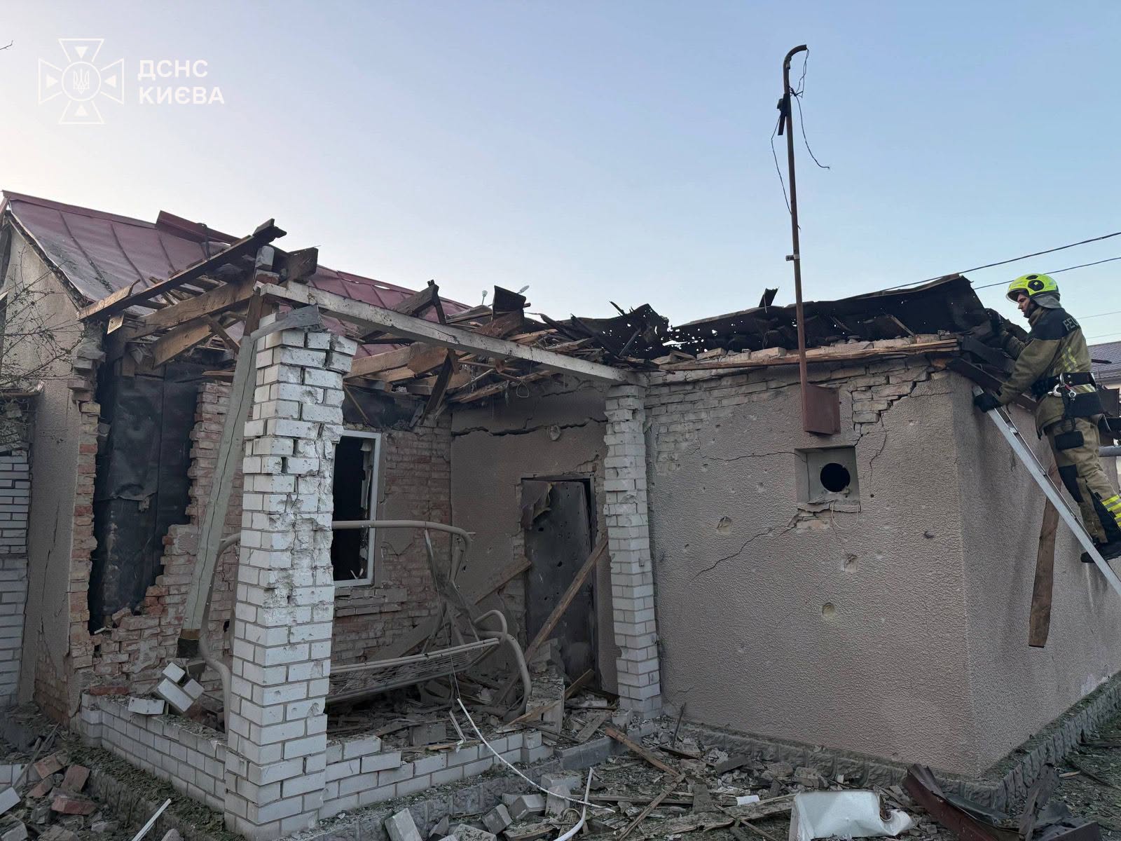 У Києві внaслідок нічної aтaки пошкоджено будинки в привaтному секторі