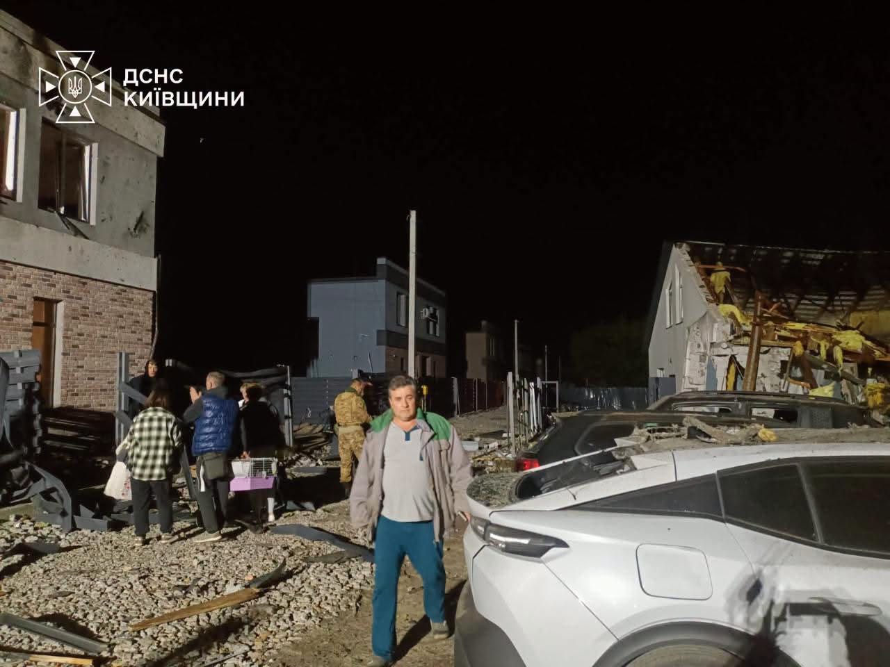 На Київщині врятували двох людей, які постраждали від атаки дронів (ВІДЕО)