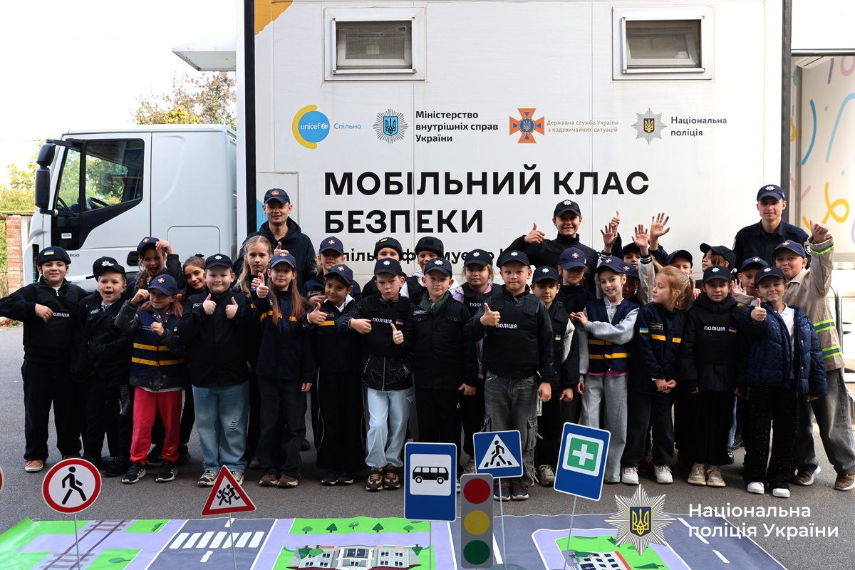 Ювенальні поліцейські та рятувальники завітали до одного із ліцеїв Вінниці