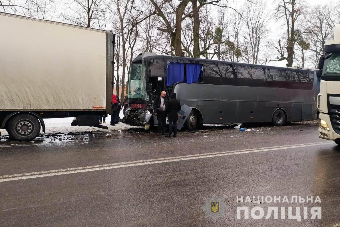 Масштабна аварія під Вінницею: у ДТП потрапили дві машини, автобус і чотири фури (ВІДЕО)