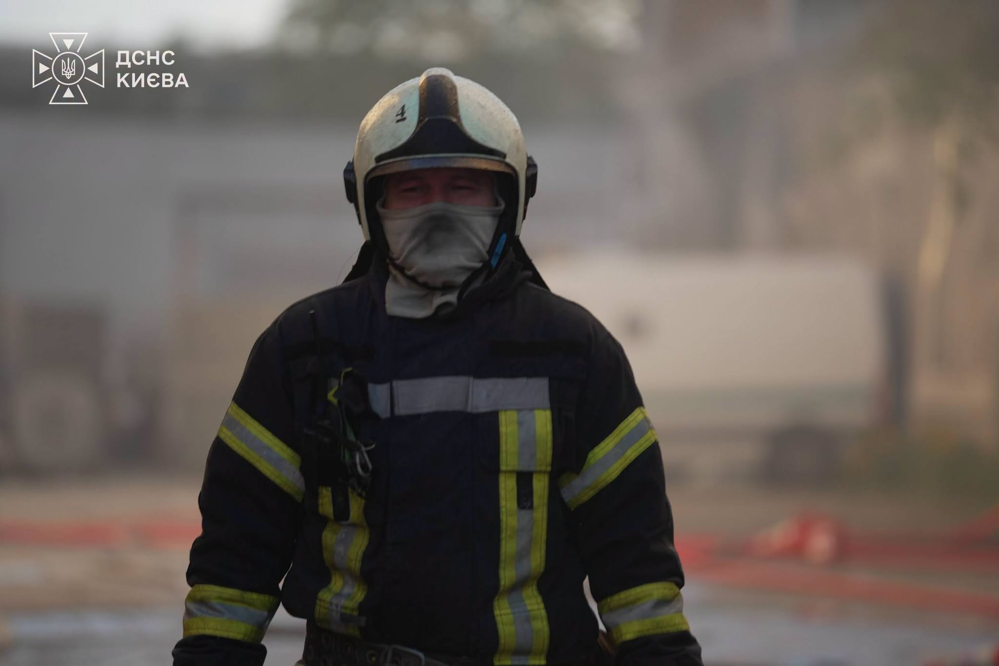 В Києві рятувальники продовжують ліквідовувати наслідки атаки ворога (ФОТО)