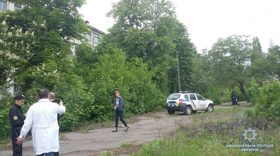 В Одесской области девятиклассница порезала себе руки и пыталась прыгнуть с крыши заброшенной казармы