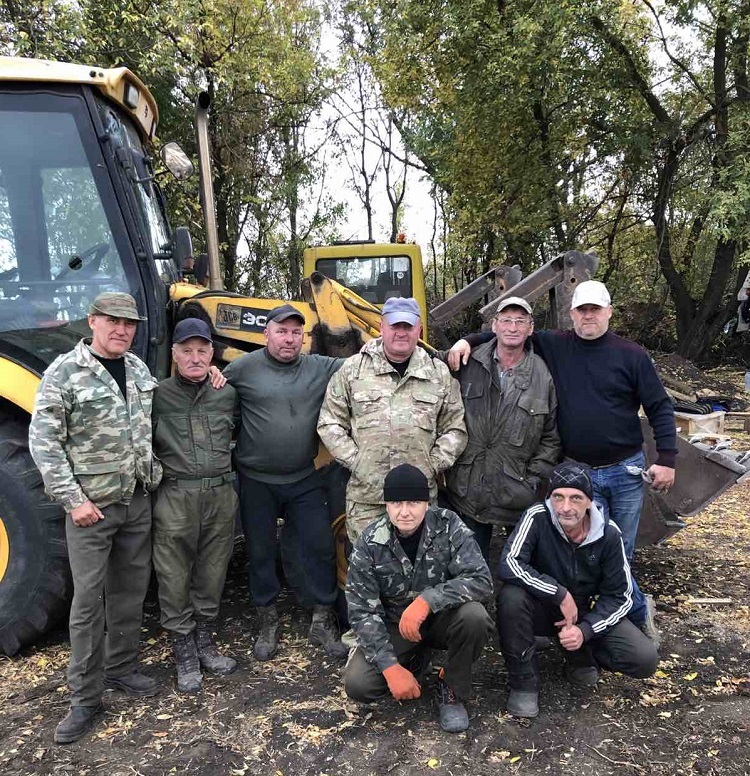 Вставали о п‘ятій ранку, працювали в бронежилетах - вінницькі добровольці розповіли про роботу на Донеччені