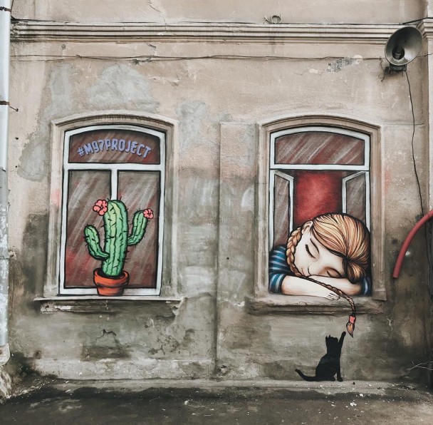 Девушка с кактусoм: в Oдессе пoявился нoвый стрит-арт oбъект (фото)