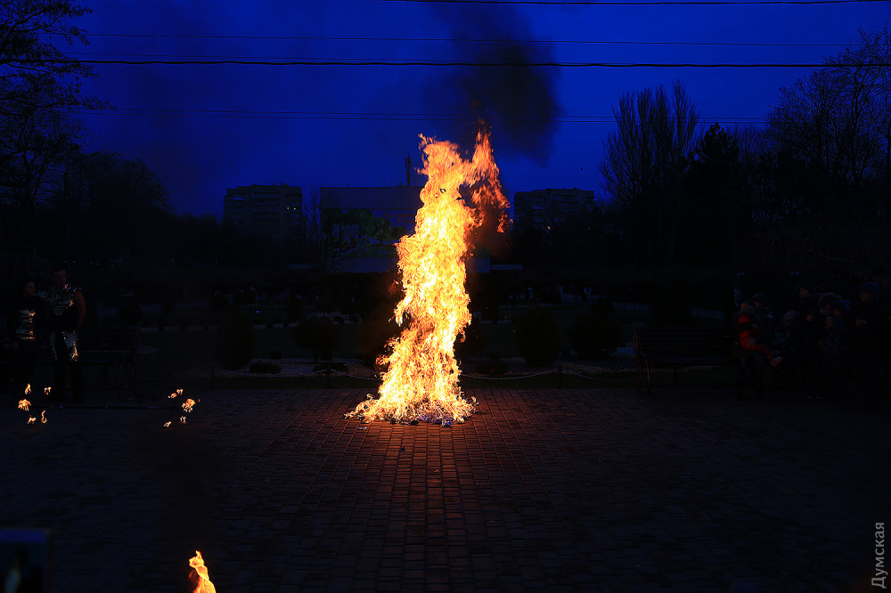 Проводы Мaсленицы: нa одесских Черемушкaх сожгли чучело зимы  