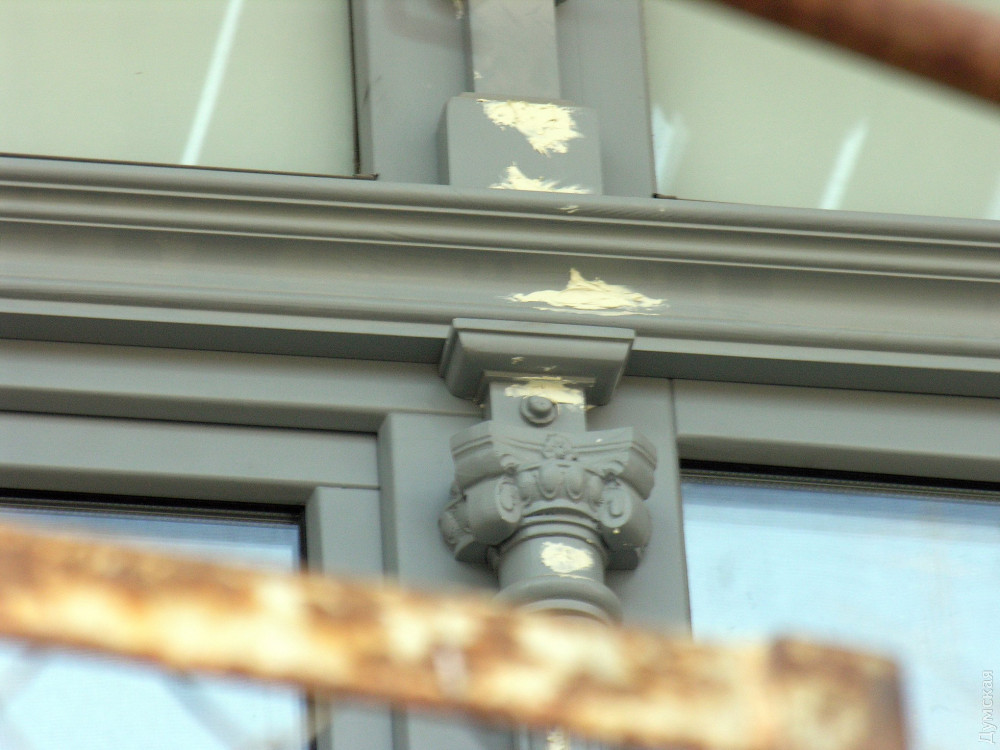 Рестaврaторы Укрaинского теaтрa Одессы возврaщaют нa окнa и двери резные элементы  