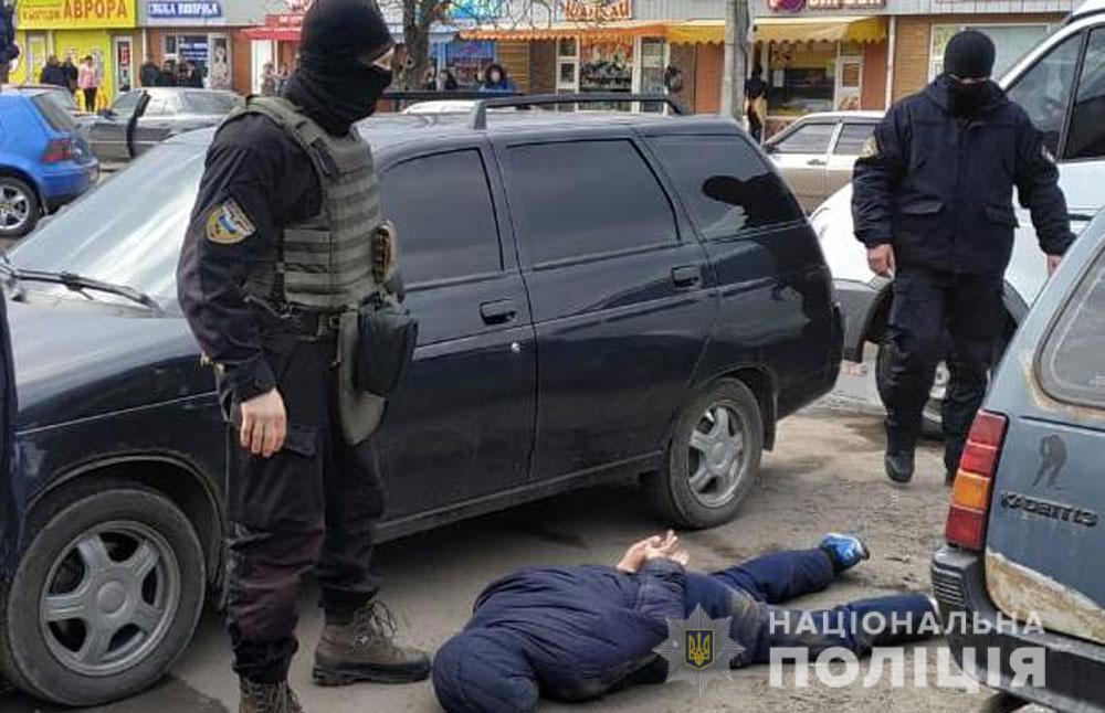 На Полтавщині поліцейські приклали наркодилерів обличчями до асфальту