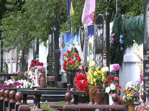 Вінничанка крала квіти з могил бійців АТО, щоб продавати на ринку (Фото)