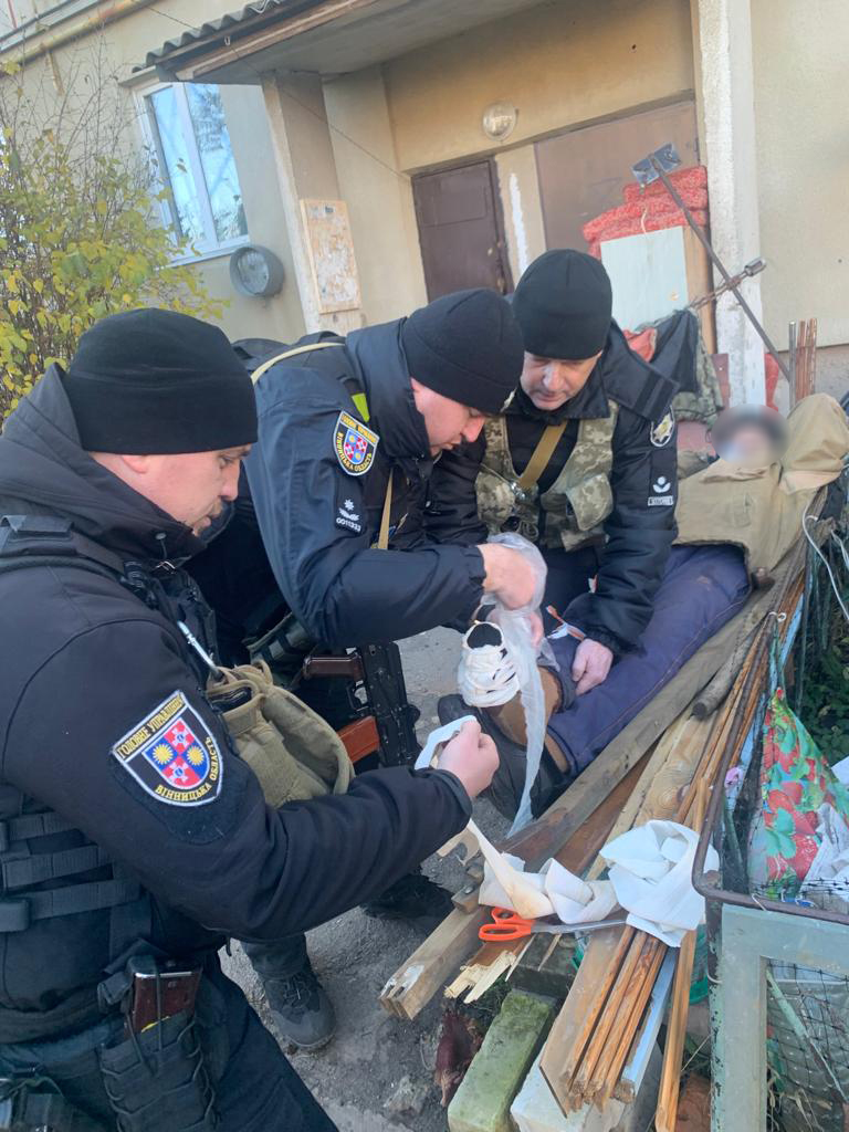 Наступив на протипіхотну міну: на Харківщині вінницькі поліцейські врятували пенсіонера 