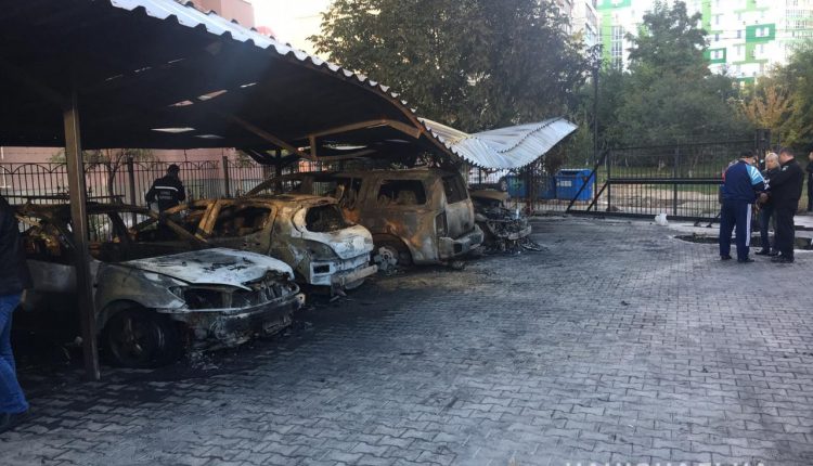 На поселке Котовского подожгли пять авто на стоянке