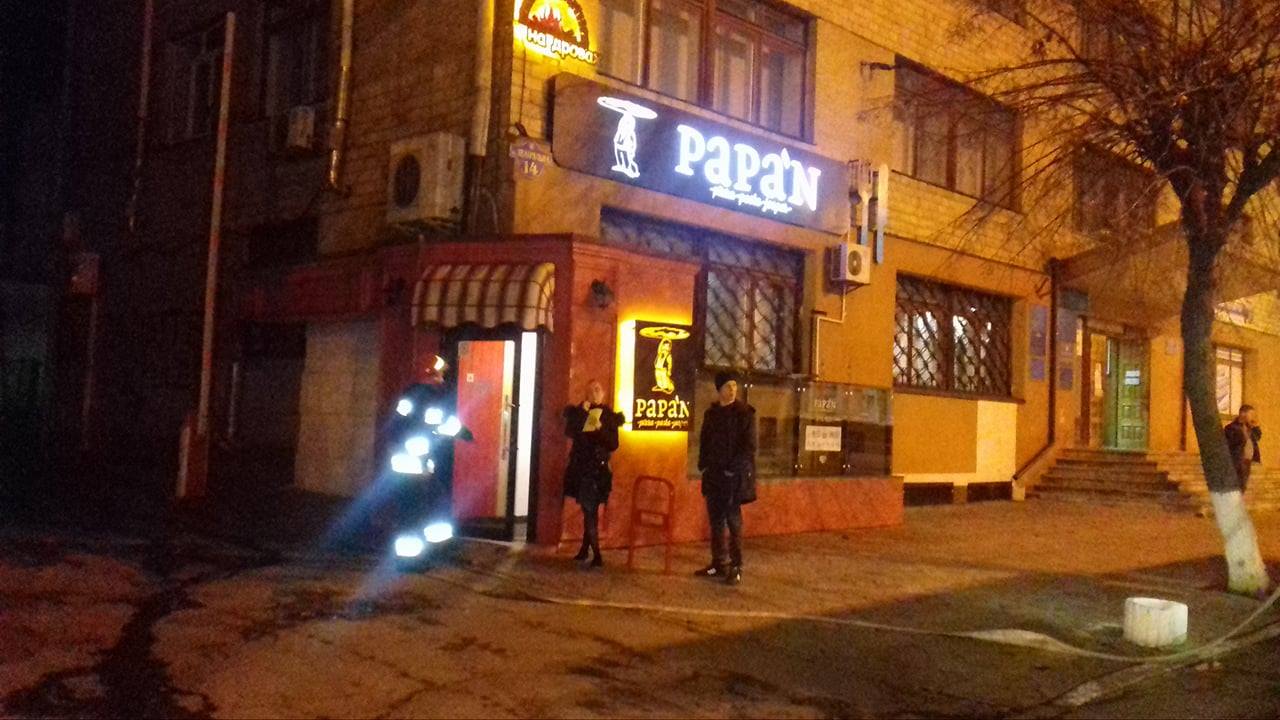 У Вінниці з задимлного приміщення кафе «Papan» вивели 15 людей
