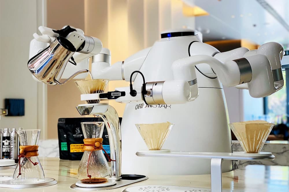 Винахідники створили робота, який сам заварює каву 