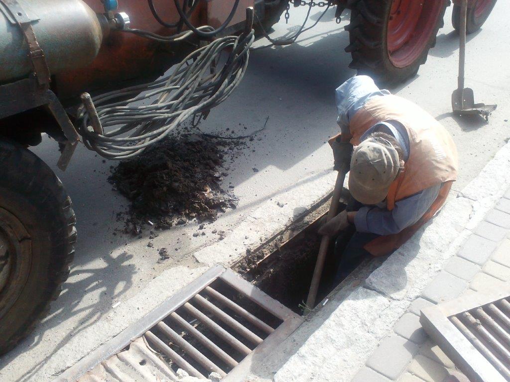 У Вінниці під час чистки зливової каналізації дістають ковдри та стільці