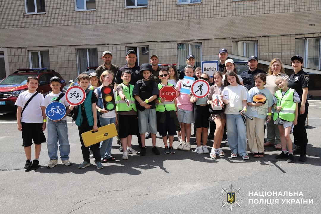 Поліцейські провели пізнавальну екскурсію для вінницьких четвертокласників: знайомство з професією та правилами безпеки