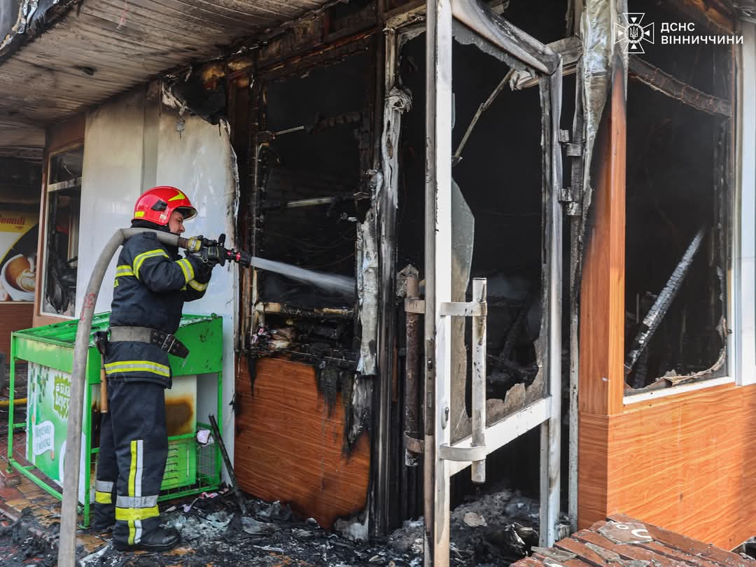 Пожежа на зупинці «Політехнічна» у Вінниці: рятувальники запобігли масштабному загорянню