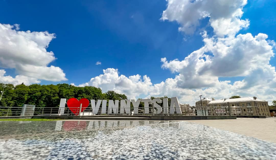 Екскурсія вулицею Пирогова: між легендами, квітниками та історичними лабіринтами