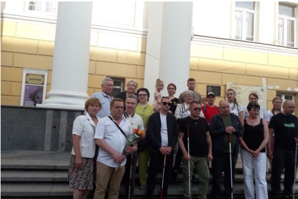 Театр, що відкриває серце: вінницькі Захисники з втратою зору побували на озвученій виставі