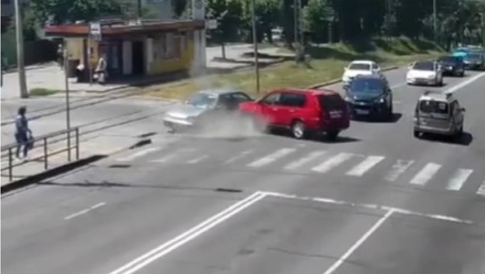 У Вінниці Nissan зіткнувся з Lada: момент аварії зафіксували камери