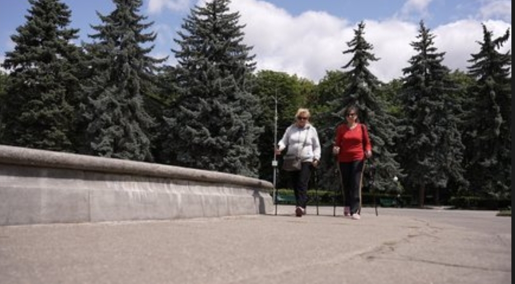 У Вінниці жінки поважного віку активно займаються скандинавською ходьбою. Щотижня вони проходять кілька кілометрів у парках міста під наглядом медичної сестри — для зміцнення здоров’я, підтримки гарного самопочуття й піднесеного настрою.  Як розповіла в.о