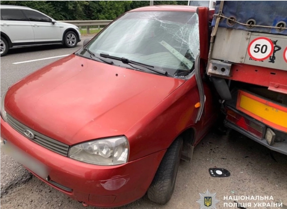 У Вінницькому районі водій ВАЗу, уникаючи зіткнення, в'їхав у вантажівку — водій травмований