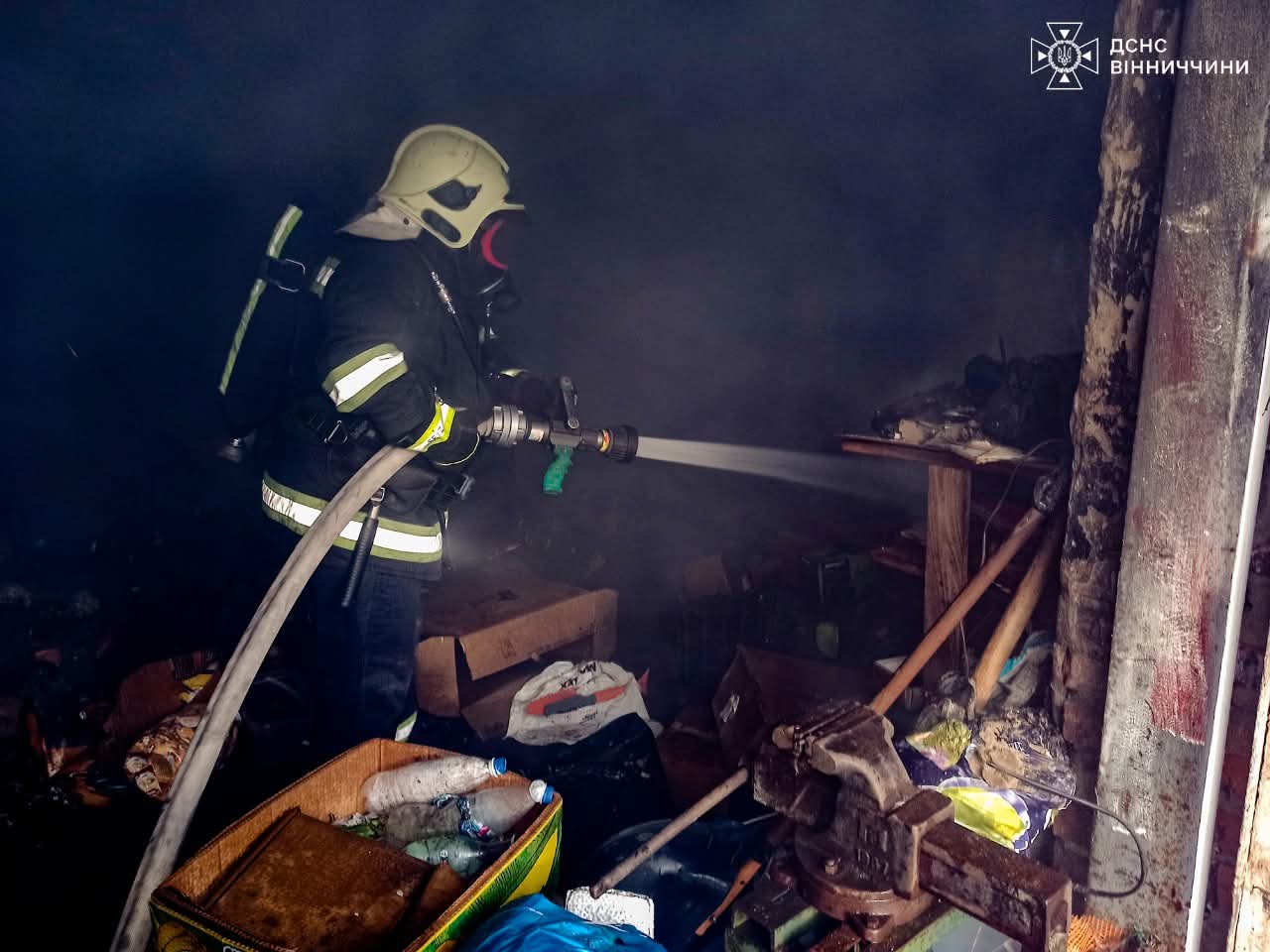 Пожежа на складі у Вороновиці: вогнеборці запобігли поширенню вогню