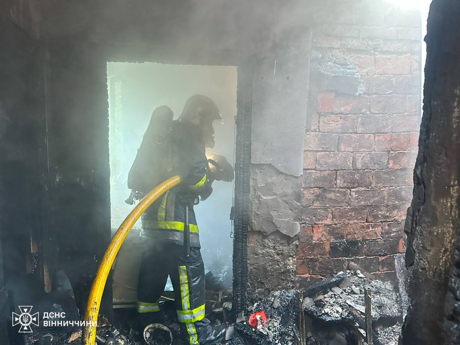 На Вінниччині минулої доби ліквідували 15 пожеж: одна людина травмована, врятували двох