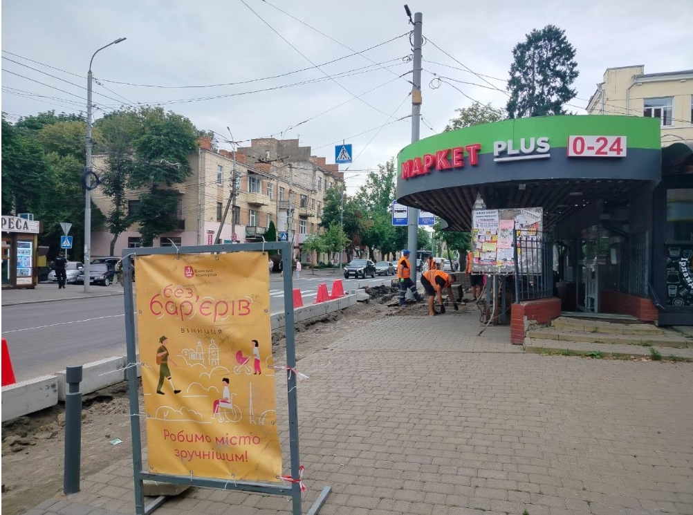 У Вінниці розпочали оновлення зупинок громадського транспорту в межах створення першого безбар’єрного маршруту