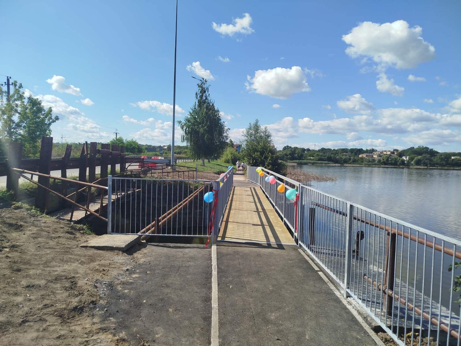 У Нестерварці завершили ремонт пішохідної частини мосту