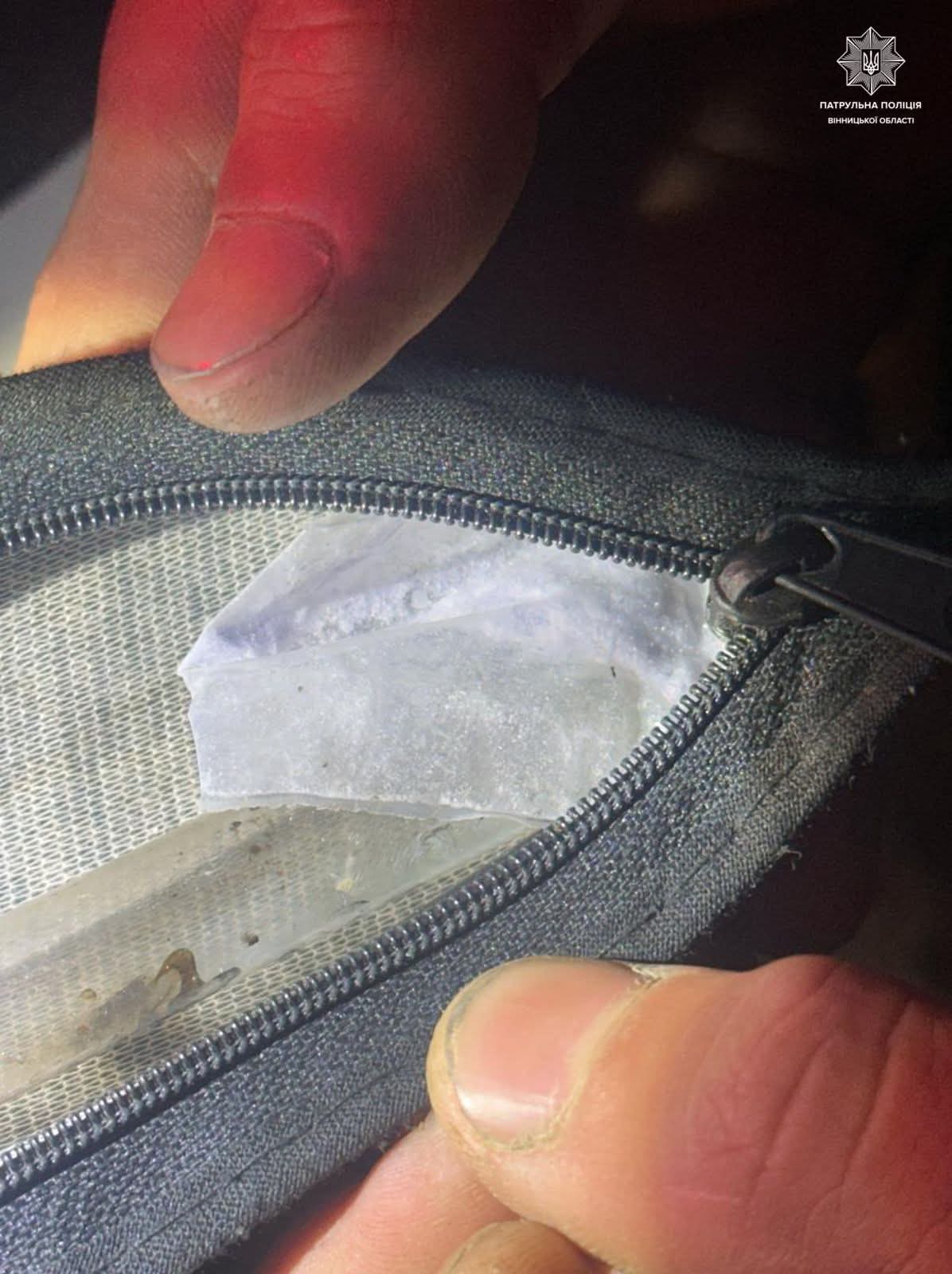 У Вінниці патрульні виявили у чоловіка пакет із підозрілою речовиною