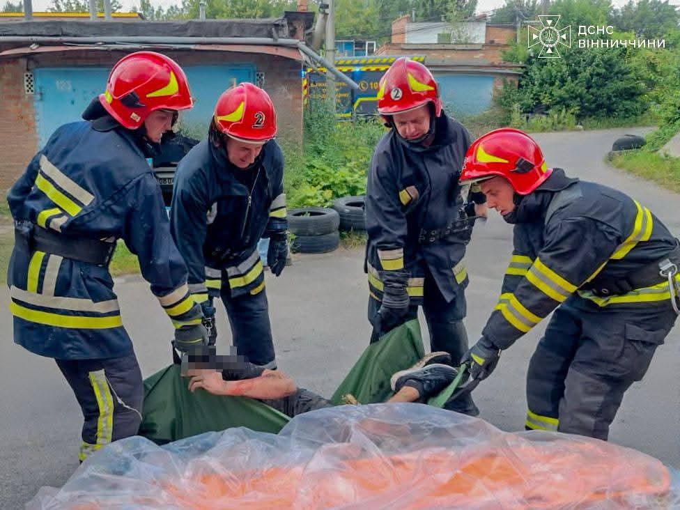  У Вінниці рятувальники допомогли чоловікові, який впав у канаву