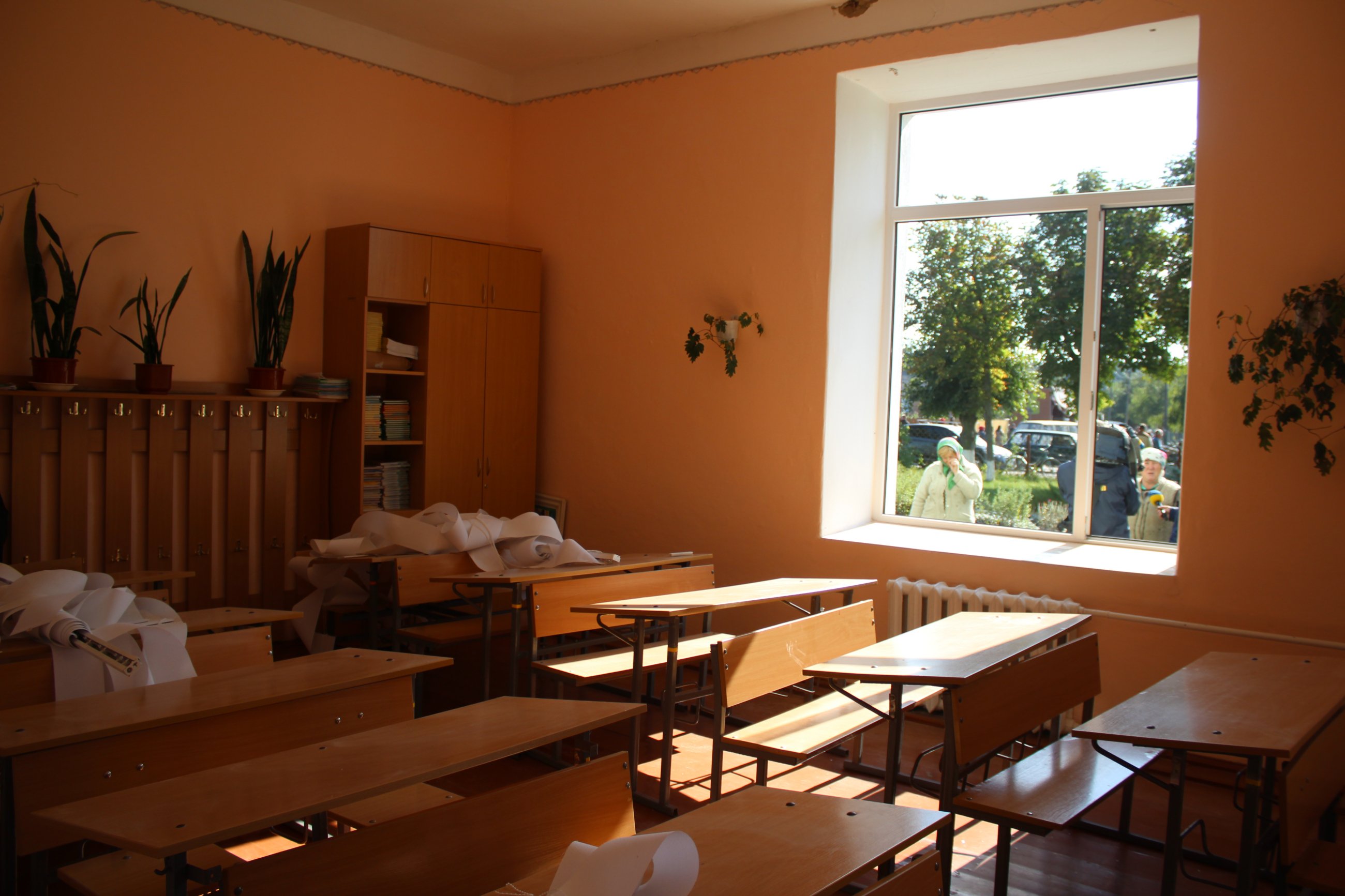 Пошкоджену від вибухів школу біля Вінниці відкриють через тиждень (Фото)