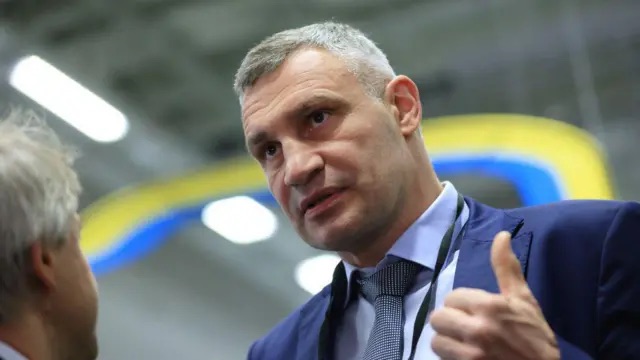 Кличко: Місто позиватиметься в суді до забудовника, який зніс садибу Зеленських, та до власників будівлі. І вимагатиме відбудувати садибу в тому вигляді, який вона мала