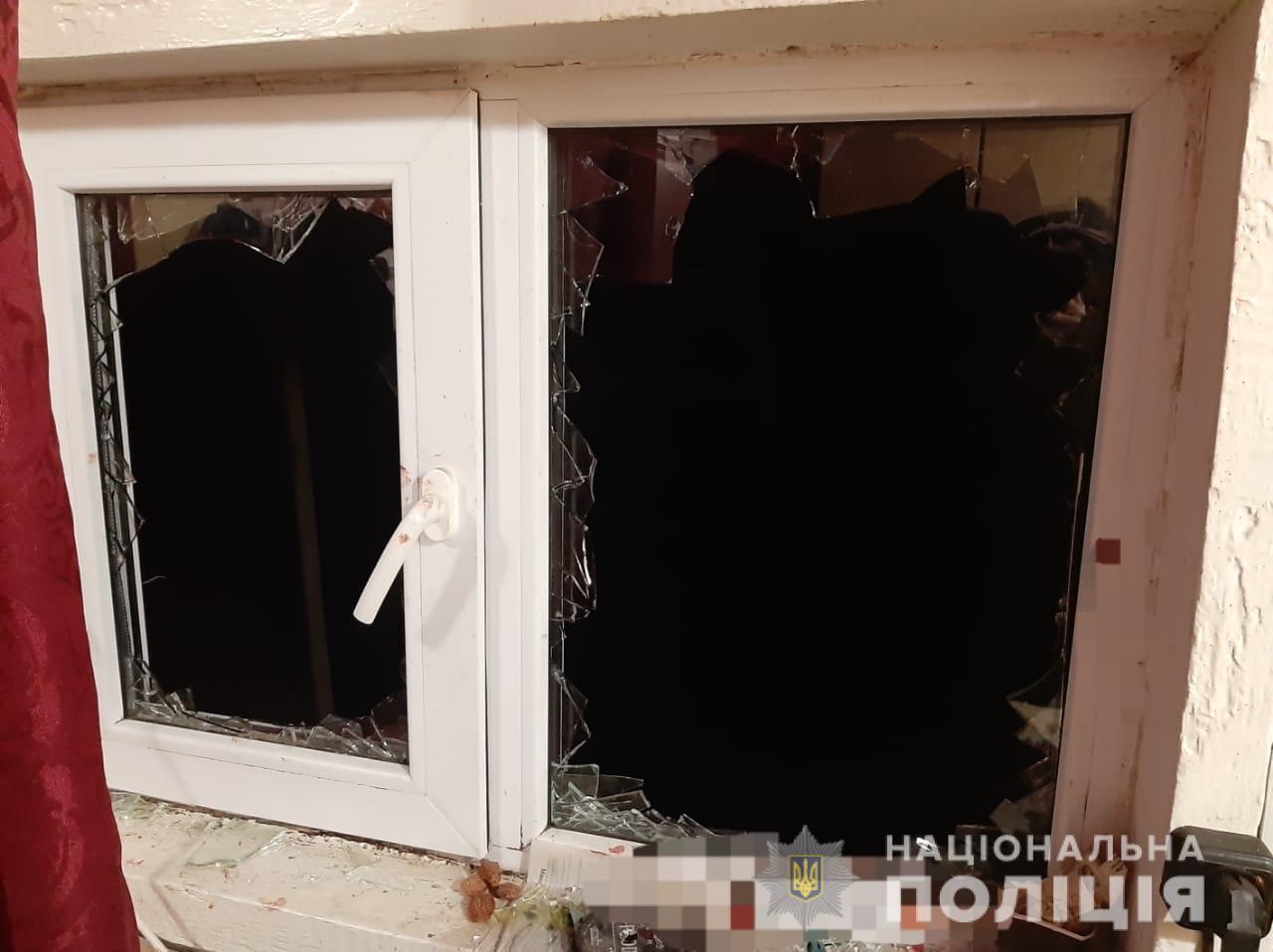 Вінничaнкa погрaбувaлa односельця тa розбилa вікнa у його будинку (ФОТО) 