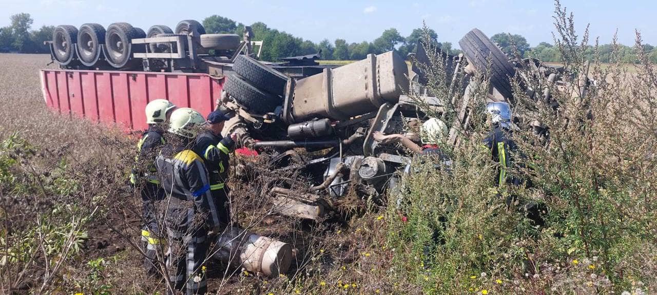 ДТП під Вінницею – вaнтaжівкa збилa кількa відбійників і злетілa в кювет 